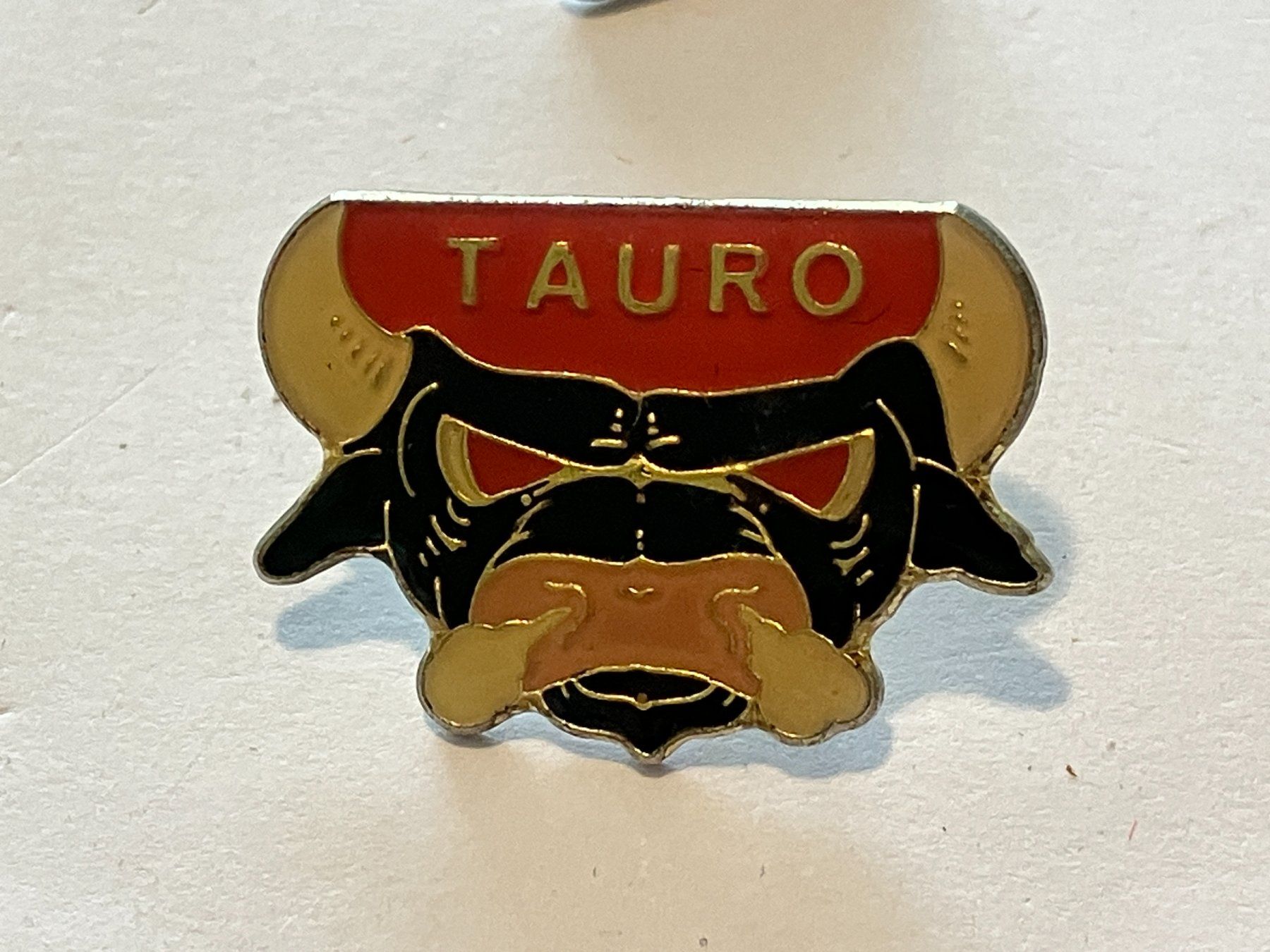 Placchette & Badge: 1 Pin Tauro – Usato da Basel venduto da djwwpp