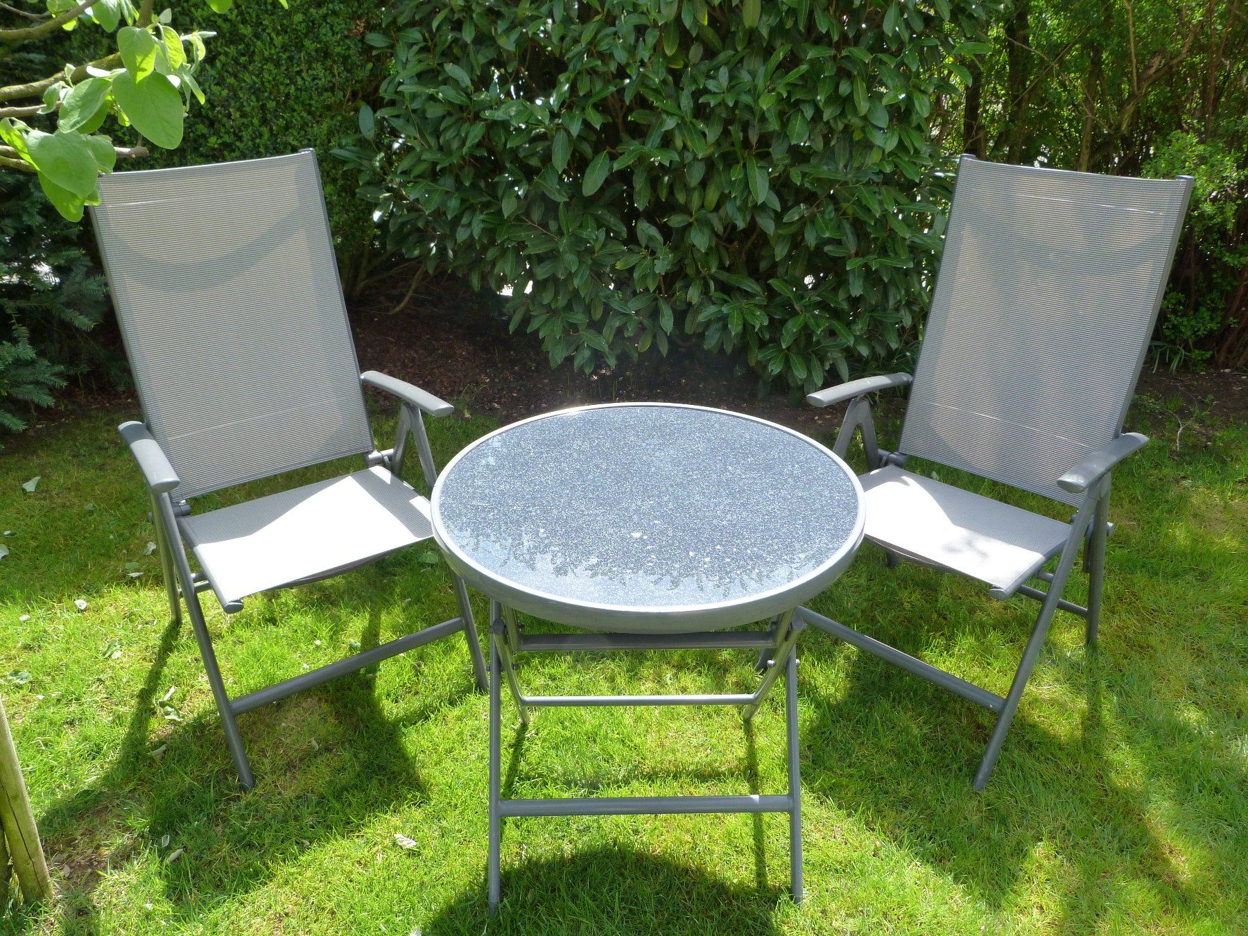 Set di tavolo e panche: Bistrotisch und zwei Stühle – Usato da Breitenbach venduto da tomtommY 1