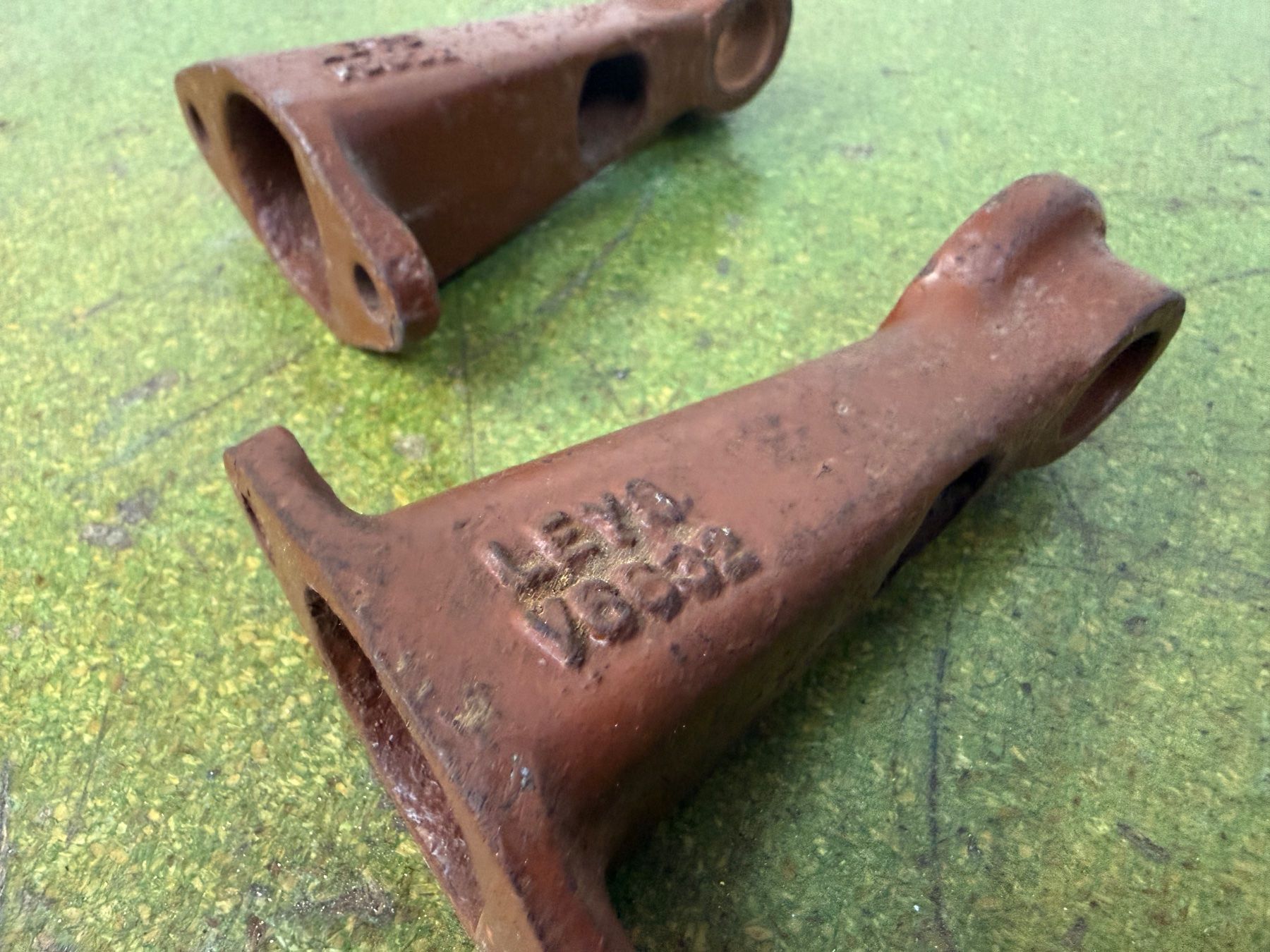 Accessori per altri veicoli: Scheinwerfer- Lampenhalterungen Leys V6632, für Oldtimer – Usato da Bättwil venduto da Velozianer