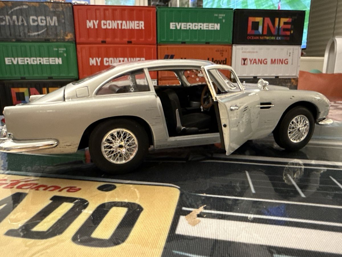 Aston Martin Modellini d'auto: Auto World Aston Martin James Bond – Nuovo (secondo la descrizione) da Basel venduto da Zomeg 1