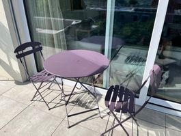 Table d'extérieur violette, diamètre 76cm, bon état