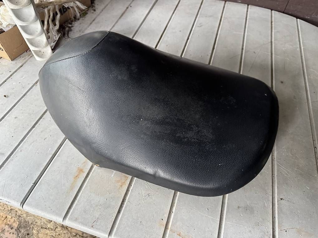 Alle Rollerersatzteile: Selle pour Yamaha Aerox ou MBK Nitro – Gebraucht aus Morges von Nicorital