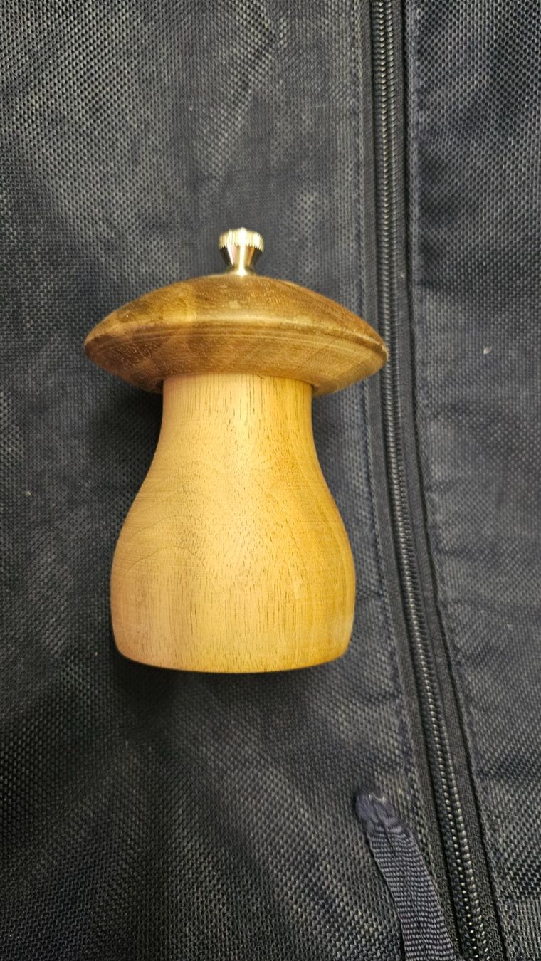 Elettrodomestici da cucina: Macina pepe in legno marrone "funghetto" – Usato da Melano venduto da H-Sara