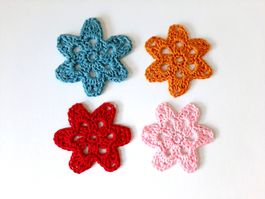 4 Blumen handgehäkelt Häkelblumen neu Set