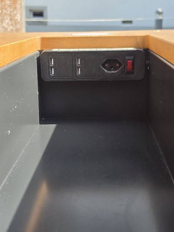 Tische: Eichenholztisch mit Stromanschluss – Gebraucht aus Schindellegi von Meli_st 3