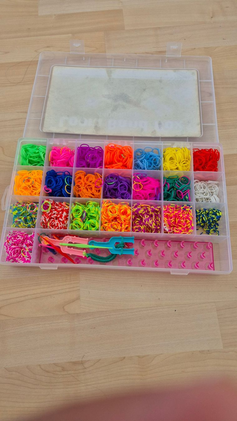 Kit bricolage: Loom Bänder Set, 4400 Stk. in 22 Farben. – Usato da Unterlunkhofen venduto da Jack737