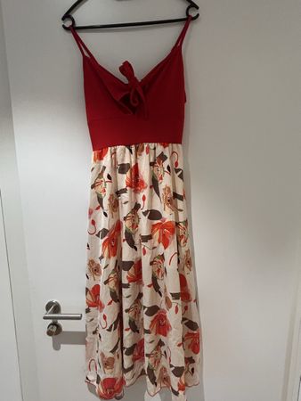 Kleid rot-weiss geblümt Grösse S neuwertig❤️🌺