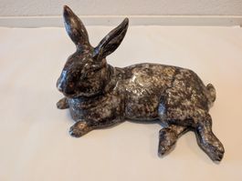 Hasenskulptur von Erna Binz – signiert & nummeriert (Nr. 18)