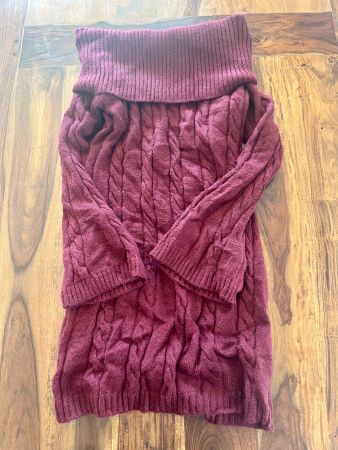 Robe bordeaux chic effet torsadé pour l’hiver