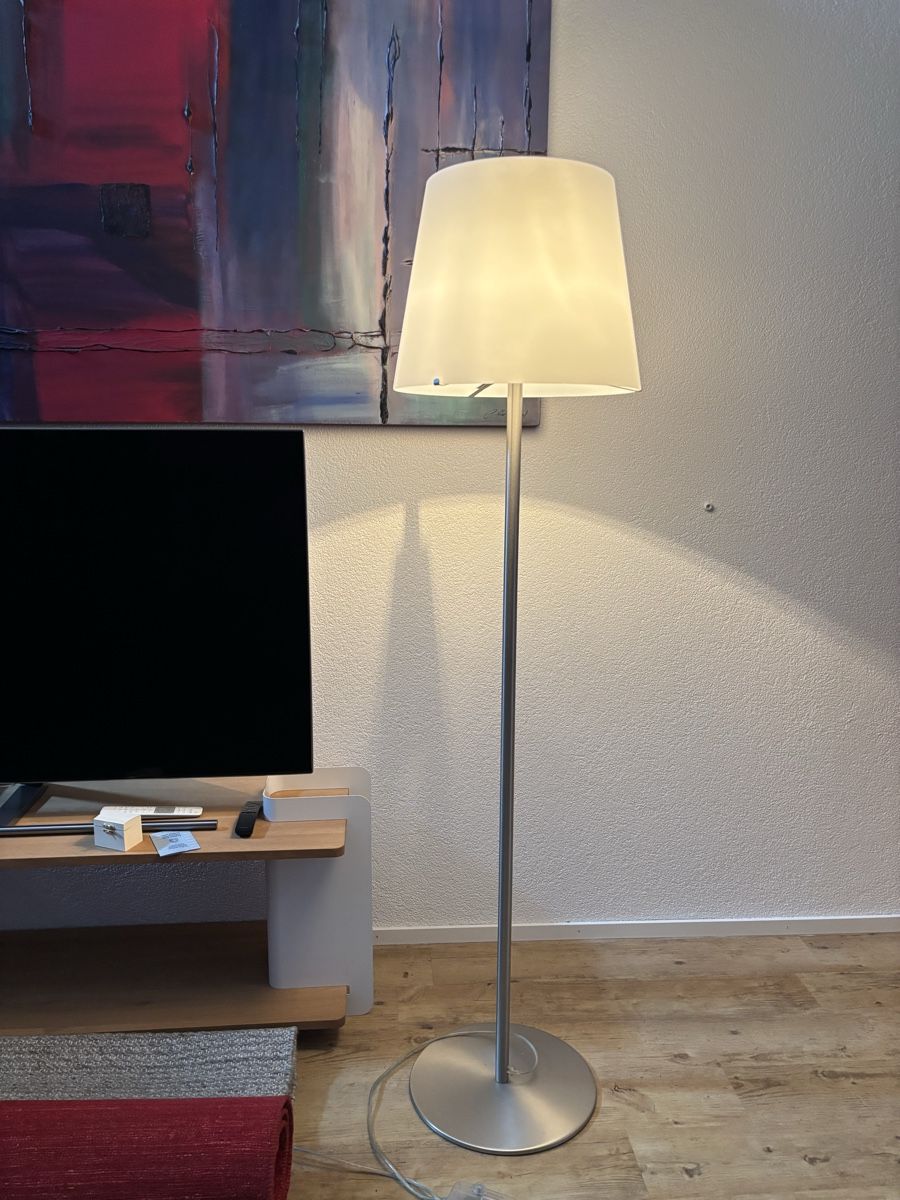 Lampade: Elegante Stehlampe Milchglas dimmbar – Usato da Zihlschlacht venduto da RscC_4-1-7-3