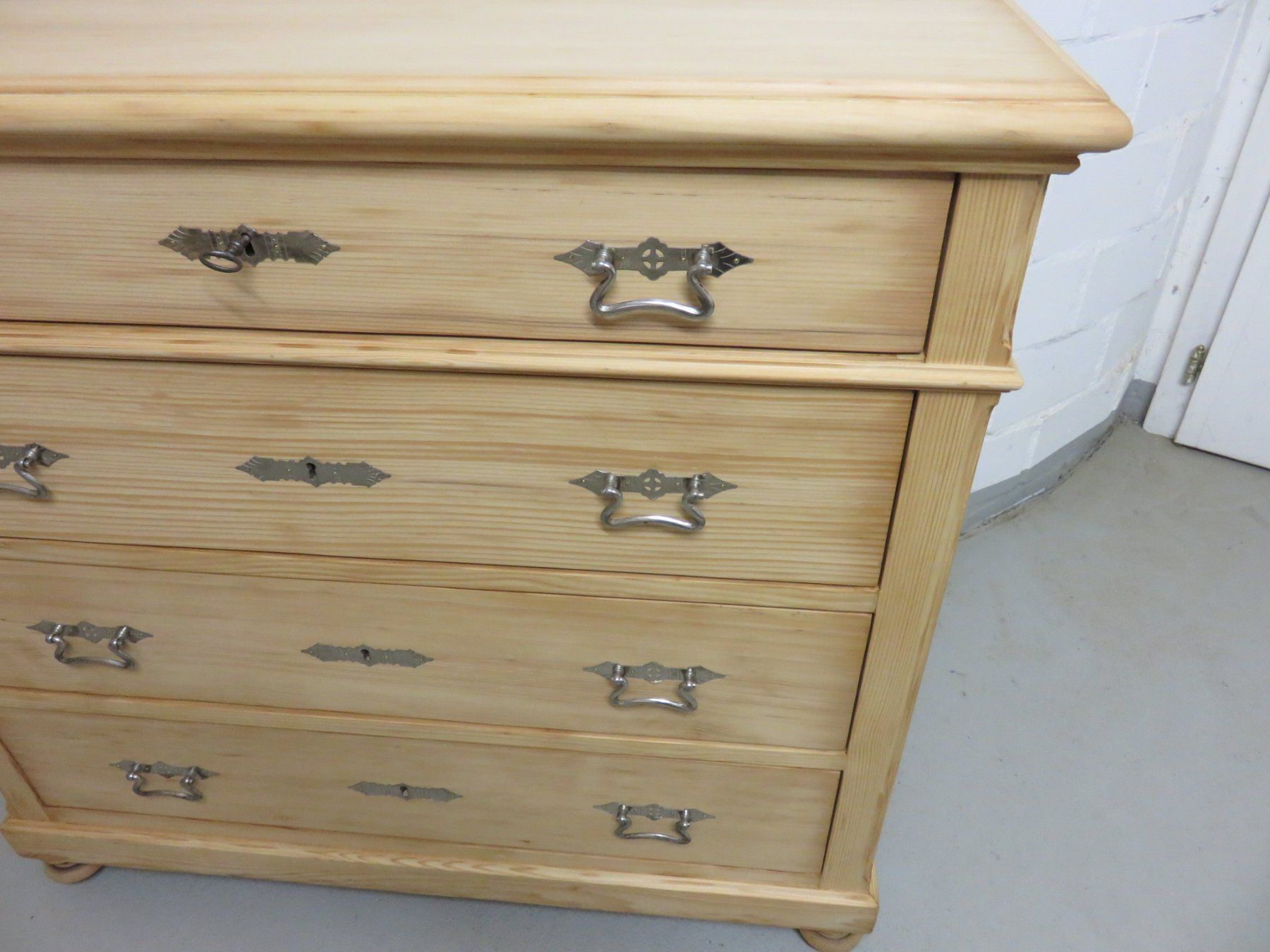 Cassettiere: Schöne Kommode aus Tannenholz – Usato da Ufhusen venduto da Antikfachmann 4