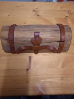 Rustikale Schatztruhe aus Holz mit Leder
