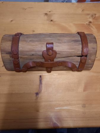 Rustikale Schatztruhe aus Holz mit Leder