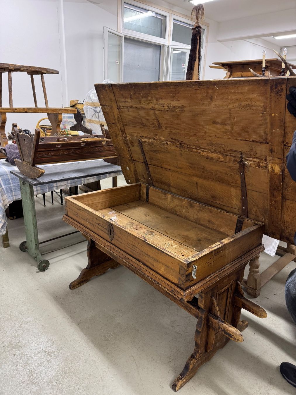 Tavoli: Rustic wooden table charming, vintage aesthetic – Usato da Gsteig b. Gstaad venduto da Auctionly 4