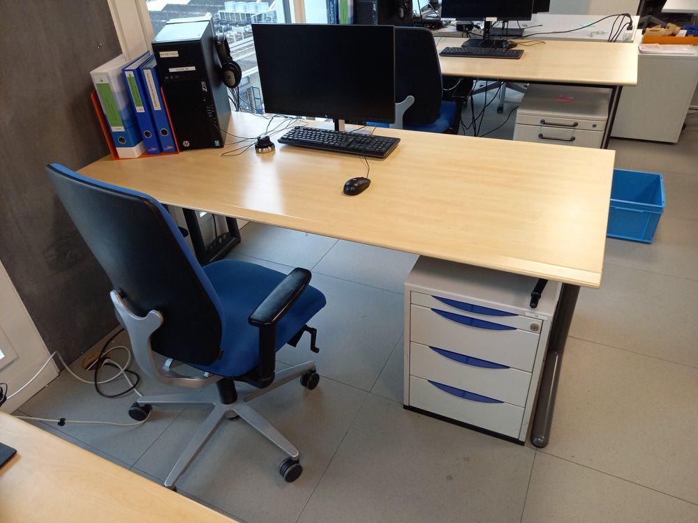 Scrivanie: Schreibtisch 180x80 cm (9 Stück) mit 13cm Höhenverstellung – Usato da Glattpark(Opfikon) venduto da talentschmiede