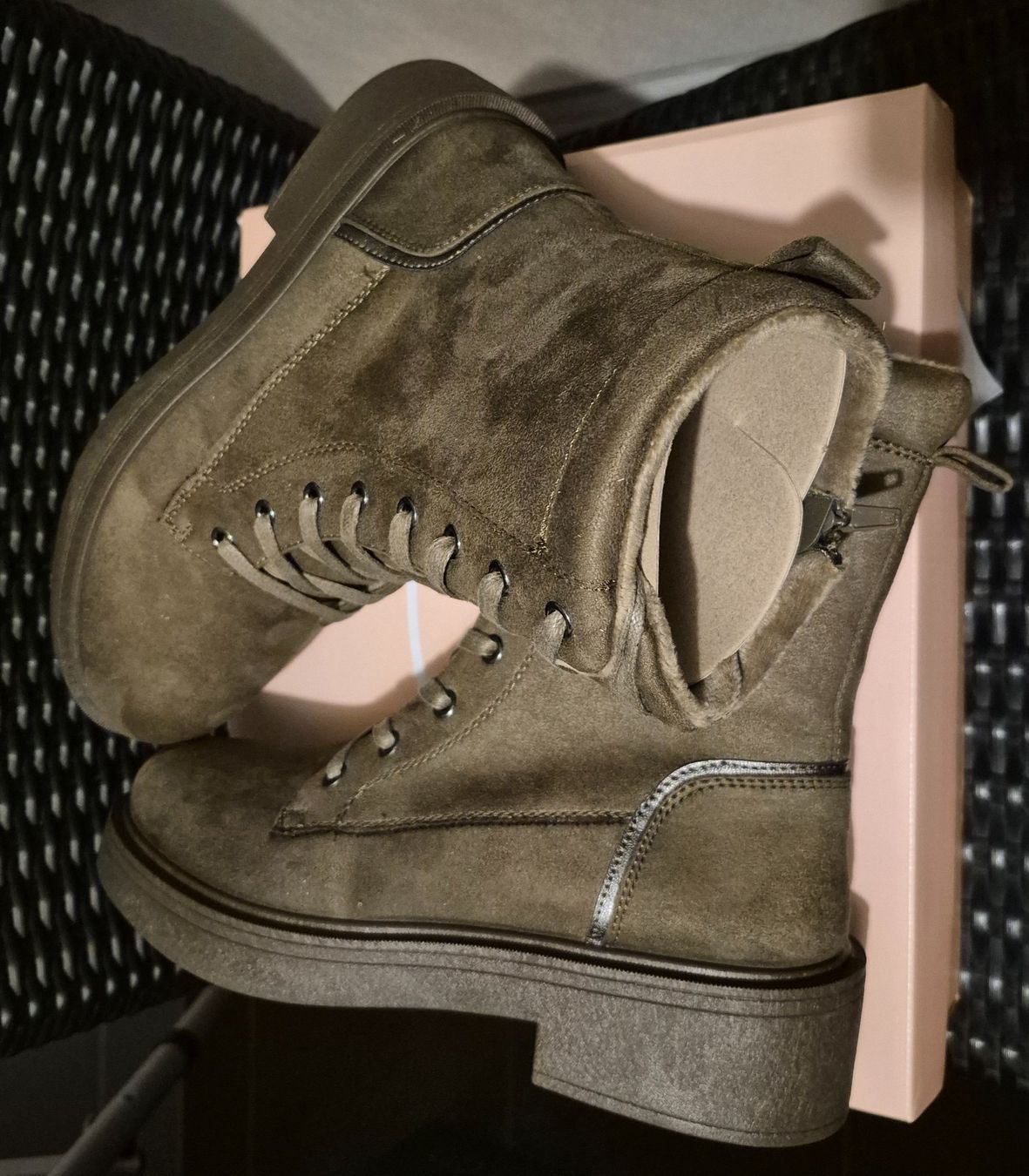 Chaussures femmes: Olivengrüne Stiefel – Neuf (Voir description) à Wislikofen par Ana.Gomes 1