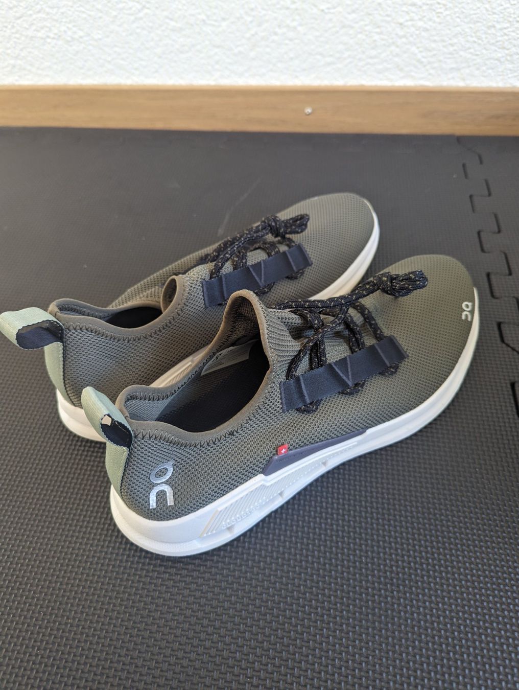 On Scarpe da uomo: On Schuhe Cloudeasy / Herren / Gr. 46 / Neu / Oliv – Nuovo e nell'imballaggio originale da Ittigen venduto da Deriento 1