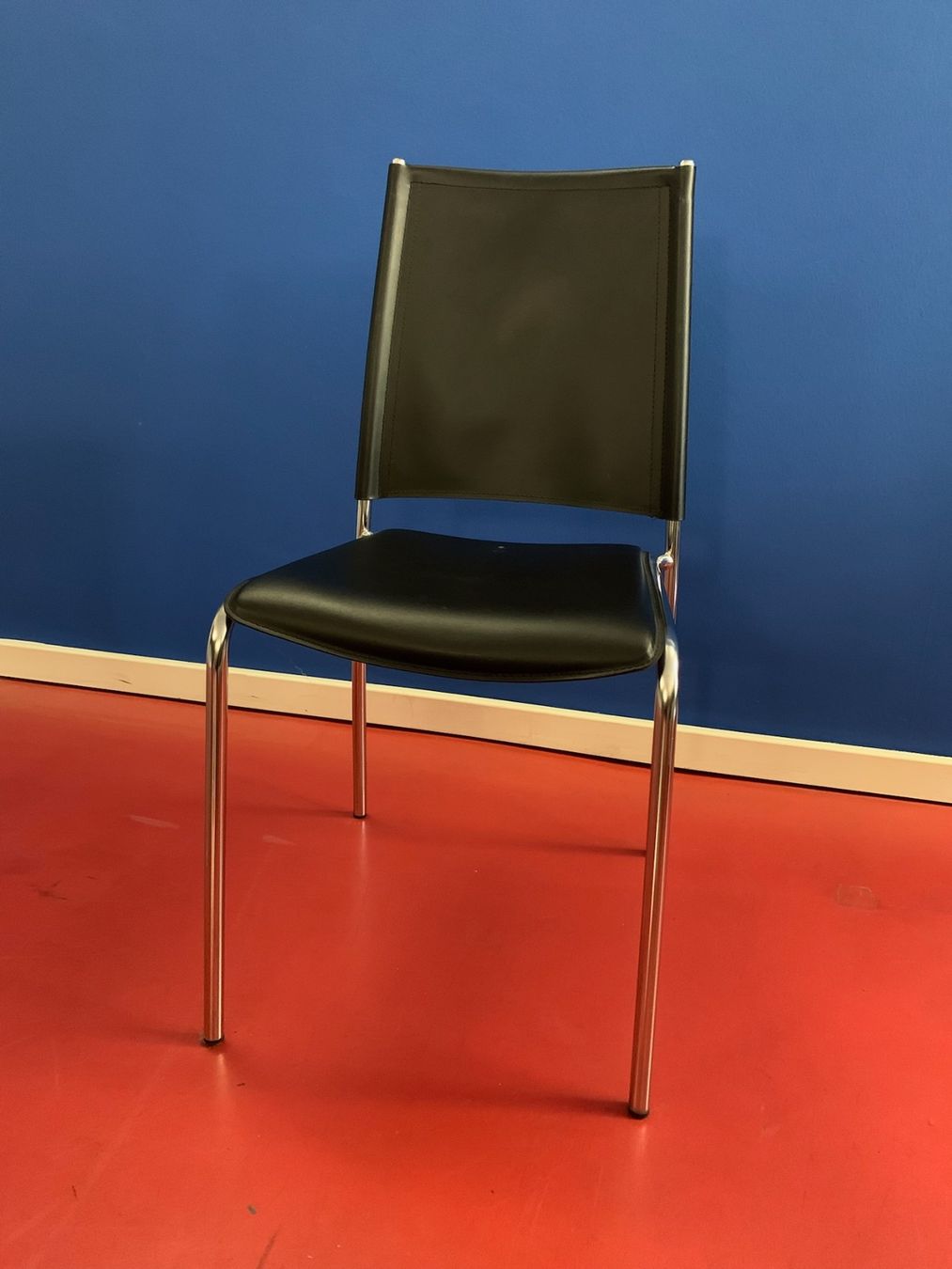 Sedie: 4 Stühle mit Leder / Kunstledersitz – Usato da Zürich venduto da cluethi 1