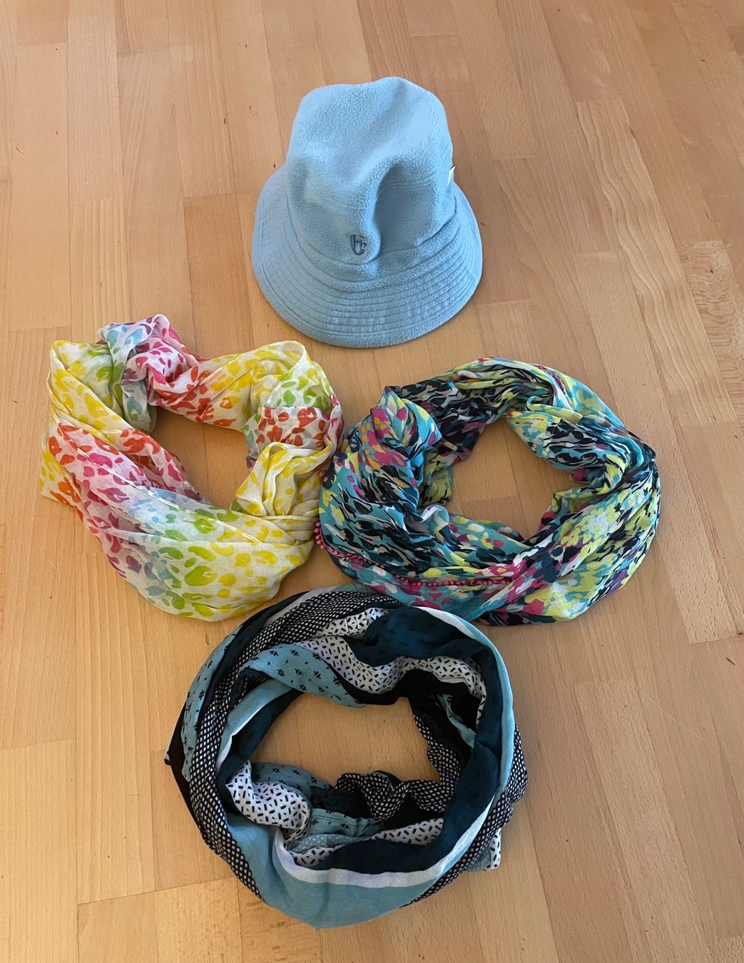Kleiderpakete: 4-teiliges Winter-Accessoires -Set / 1Hut & 3 Rundschals – Gebraucht aus Winterthur von LESA1015 1