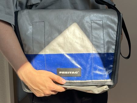 FREITAG Messenger Bag Grau/Blau – Original LKW-Plane
