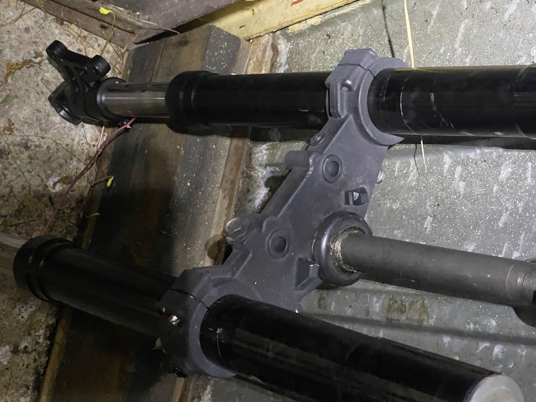 Benelli Tutti i ricambio per moto: Fourche avant Benelli 125 BN – Usato da Soyhières venduto da OSCARSONIA1910254049