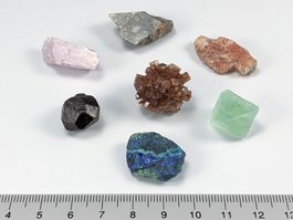 7 rohe Halbedelsteine 16 bis 27mm mit Aragonit und Kunzit