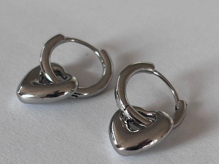 Orecchini pendenti & Orecchini a lobo: Hoops with small charm heart. Gold Plated Silver . – Nuovo (secondo la descrizione) da Dübendorf venduto da S1973E 1
