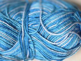 Wollknäuel blau weiss meliert 100