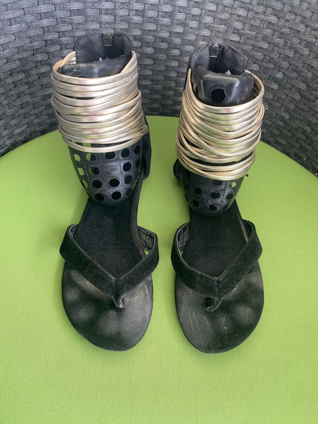 Damenschuhe: SUMMERTIME - stylische Flip-Flops mit Goldbänder, nero, 38 – Gebraucht aus Winkel von ferrari2022