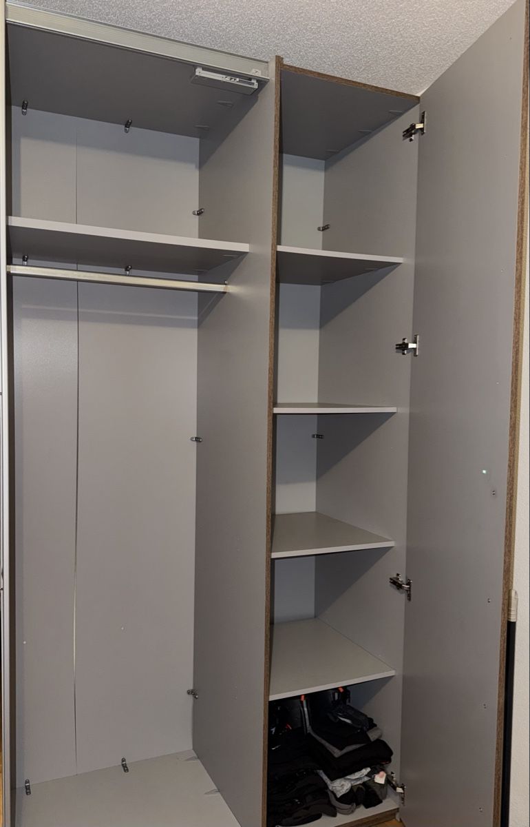 Schränke: Wardrobe with mirrored doors – Gebraucht aus Fribourg von Clara.Vinas 1