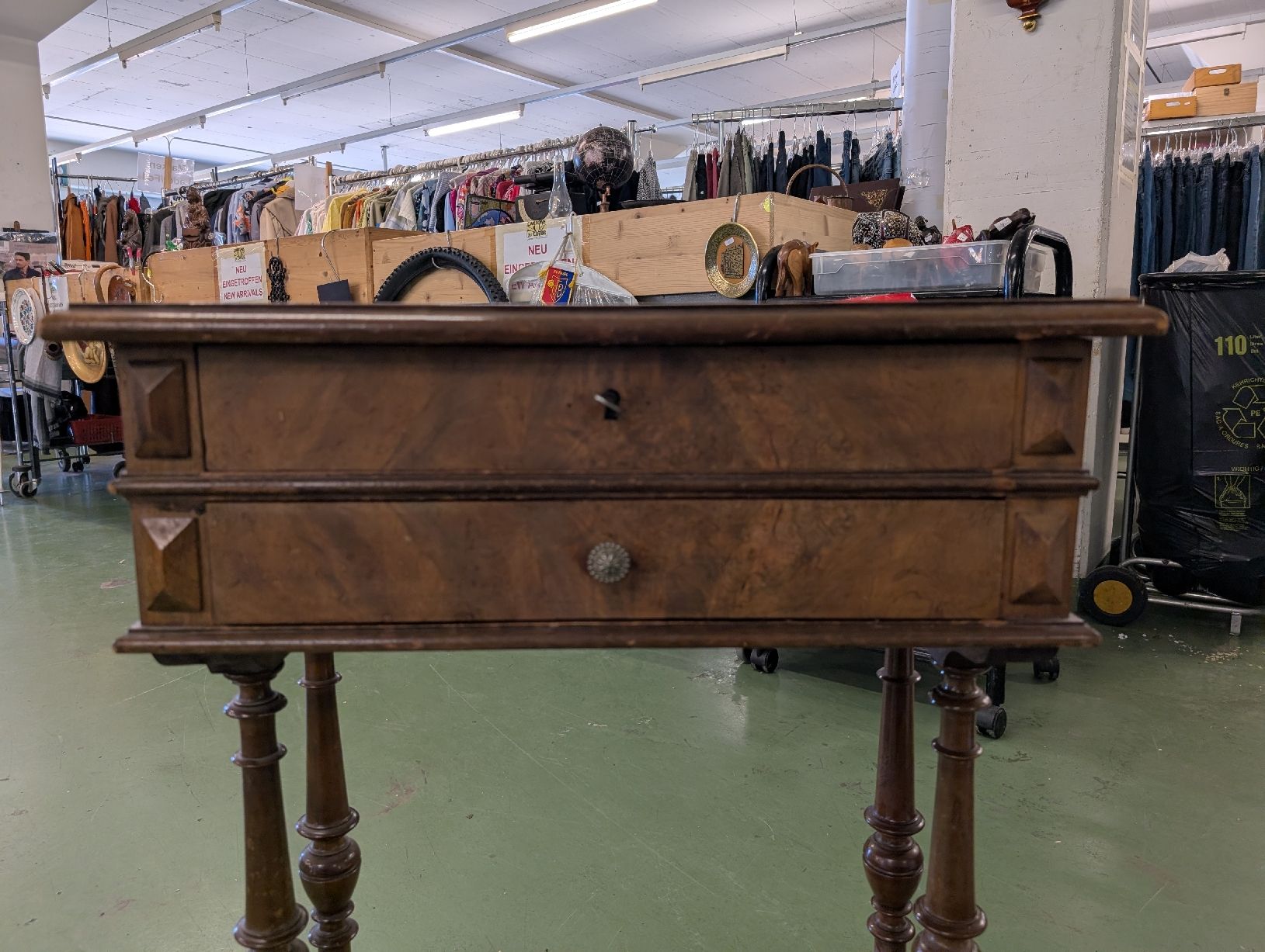 Tavoli: Antikes Biedermeier-Tischchen mit edlem Wurzelfurnier – Usato da Pratteln venduto da Cartonsducoeur_bl 4
