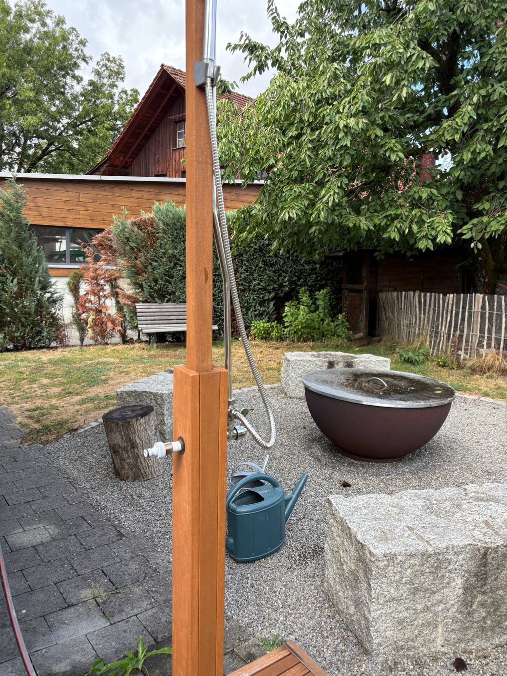 Docce: Aussendusche aus Holz mit Regendusche & Handbrause – Usato da Zetzwil venduto da hesher 1