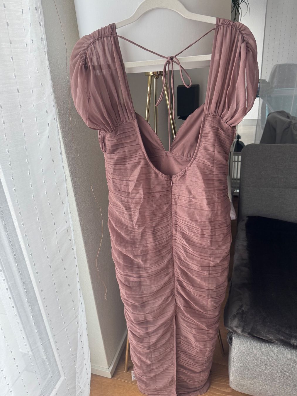 Asos Vestiti: Gerafftes Midikleid Schlitz – Usato da Schmerikon venduto da Adrianka55 4