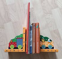 Kinderbuchstützen aus Holz mit Eisenbahn-Motiv