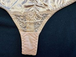 FABRIKNEUER Satin String Tanga mit Spitze, Beige, Gr. S/M*