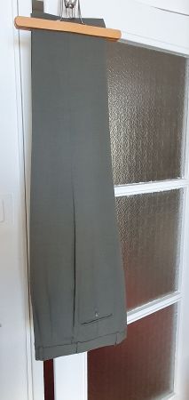 Pantalon homme de couleur gris vert.