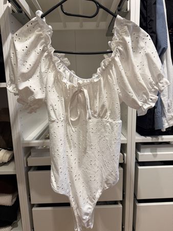 Damen Body weiss Lochstickerei Puffärmel guter Zustand