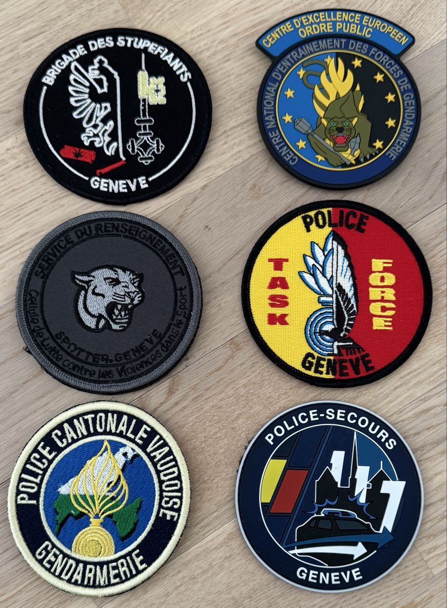 Placchette & Badge: Badge Police GE et VD – Nuovo e nell'imballaggio originale da Genève venduto da CollectorComp
