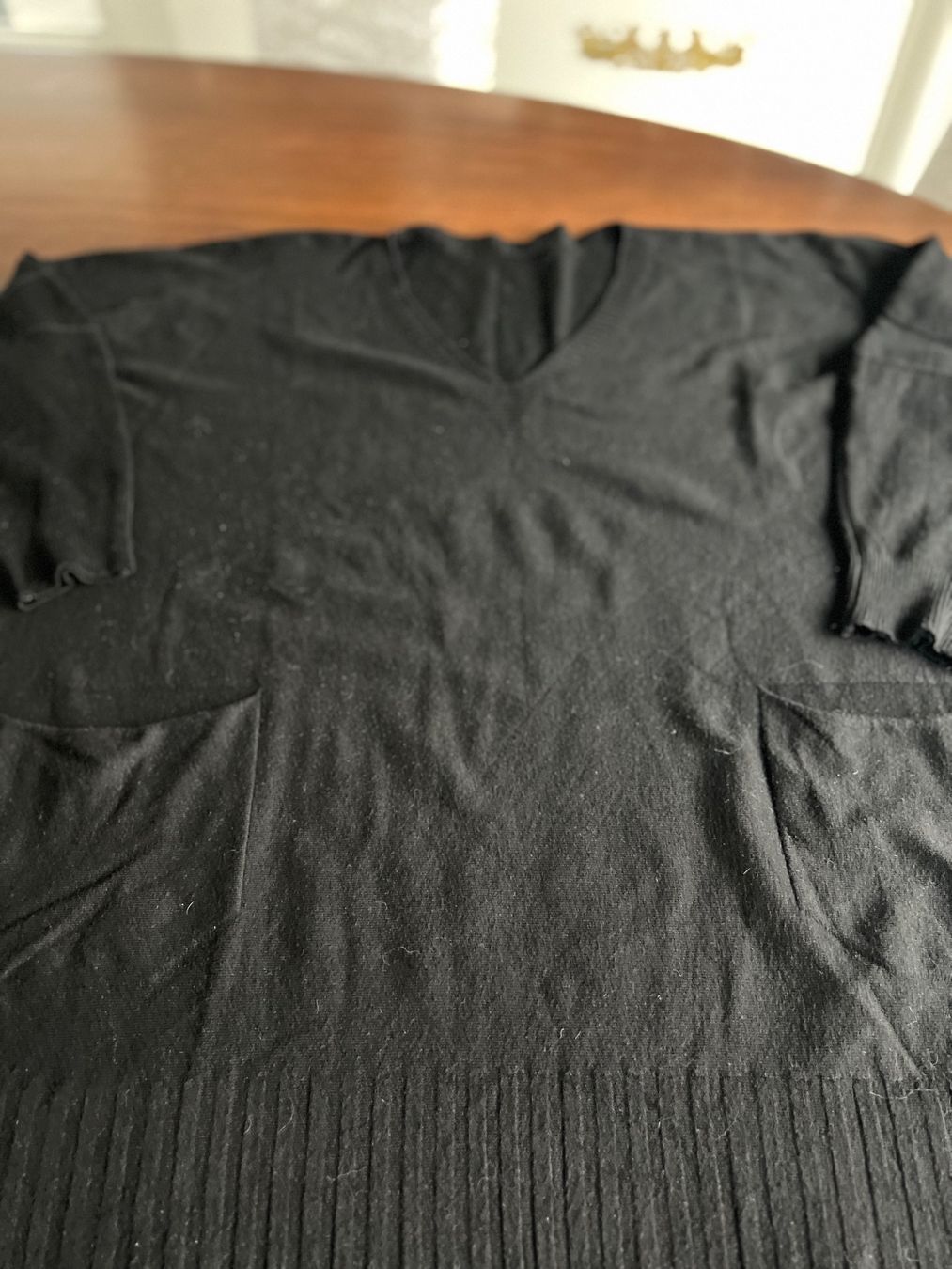 Pullover & Sweatshirts: Schwarzes Pullover mit Taschen, Gr. 44/46 – Gebraucht aus Ebmatingen von Mistelu 1