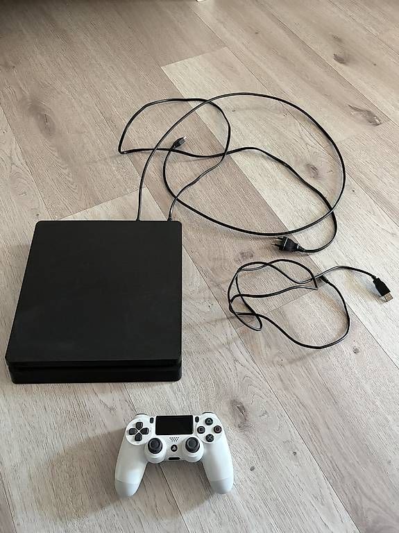 Console: PS4 mit Controller  – Usato da Sirnach venduto da lam_9dpr