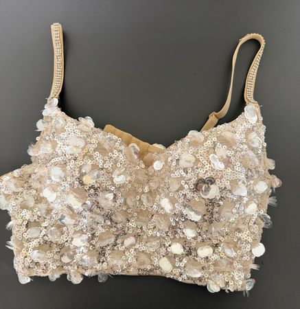 Top corto elegante con paillettes e applicazioni 