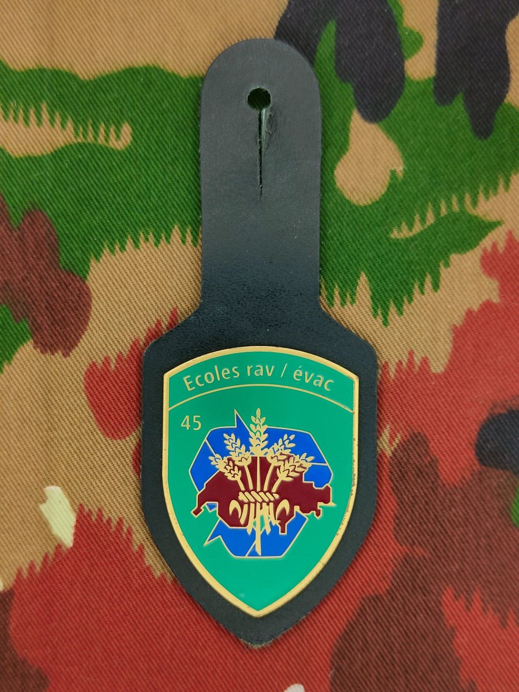 Schweizer Armee Placchette & Badge: Brusttaschenanhänger Ecoles rav / évac 45 – Usato da Bauma venduto da SwissMilitaria