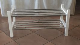 Étagère à chaussures blanche barres en acier.