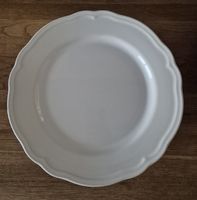 10 grosse Teller weiss wellenförmig guter Zustand