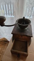 Antike Kaffeemühle aus Holz mitMessingaufbau,Vintage.