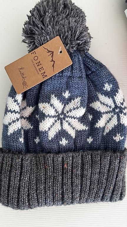 Copricapi, berretti & cappellini: Winter Strickmütze im Geschenkkarton 15.- – Usato da Bellach venduto da RuJewelry 1