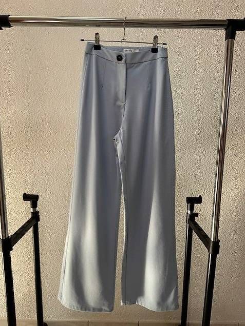 Pantaloni: Bershka Stoffhose hellblau Gr.34 – Usato da Uster venduto da lor_7by9 1