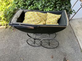 Sehr alter Kinderwagen für Puppen. Puppenwagen Relativ gross
