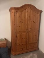 Massiver Holzschrank / Kleiderschrank