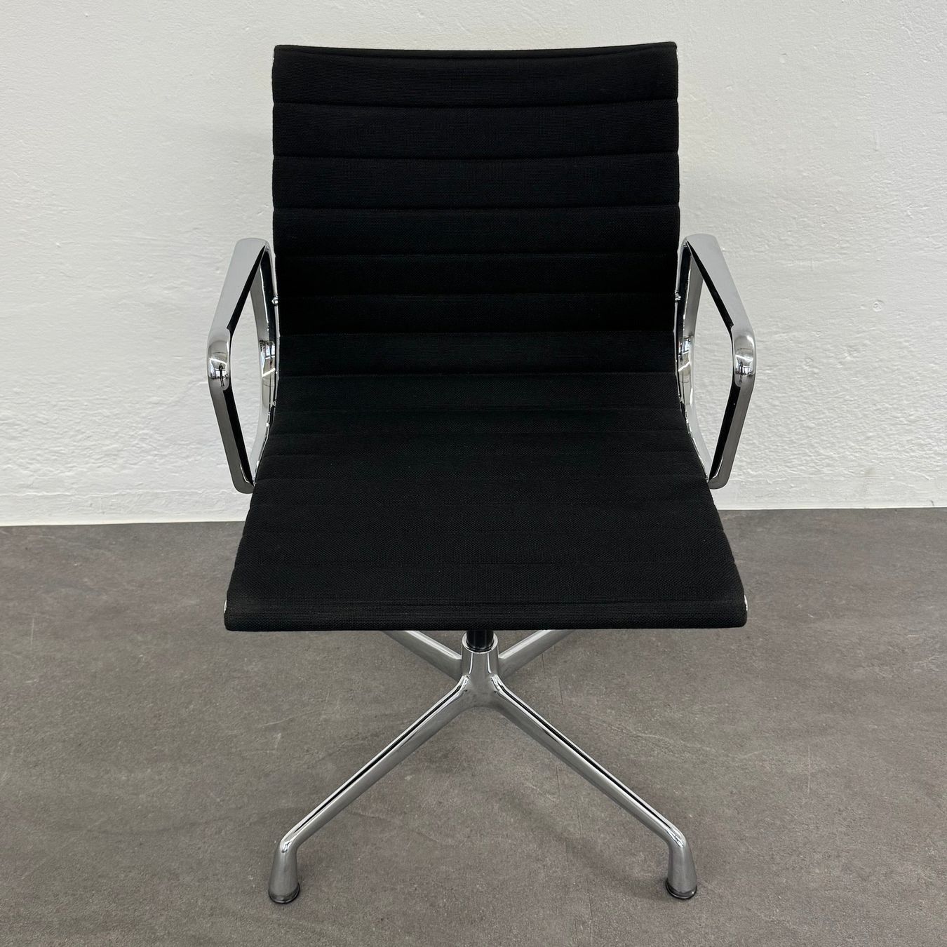 Sedie: Vitra Eames Alu Chair EA104 Hopsak – Usato da Schönenwerd venduto da mcofficeshop